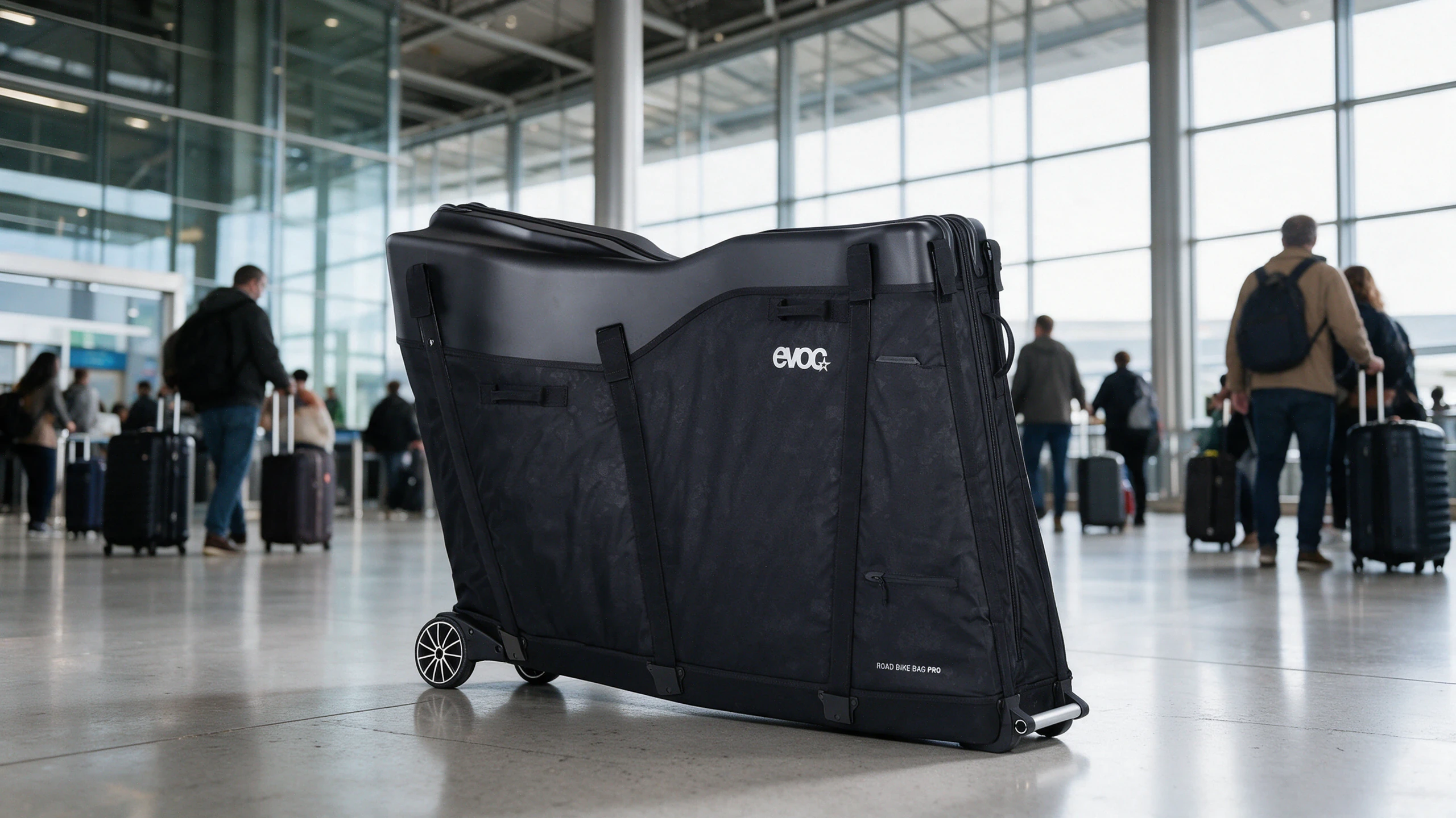 Gepackter EVOC Road Bike Bag Pro in einer Flughafenhalle